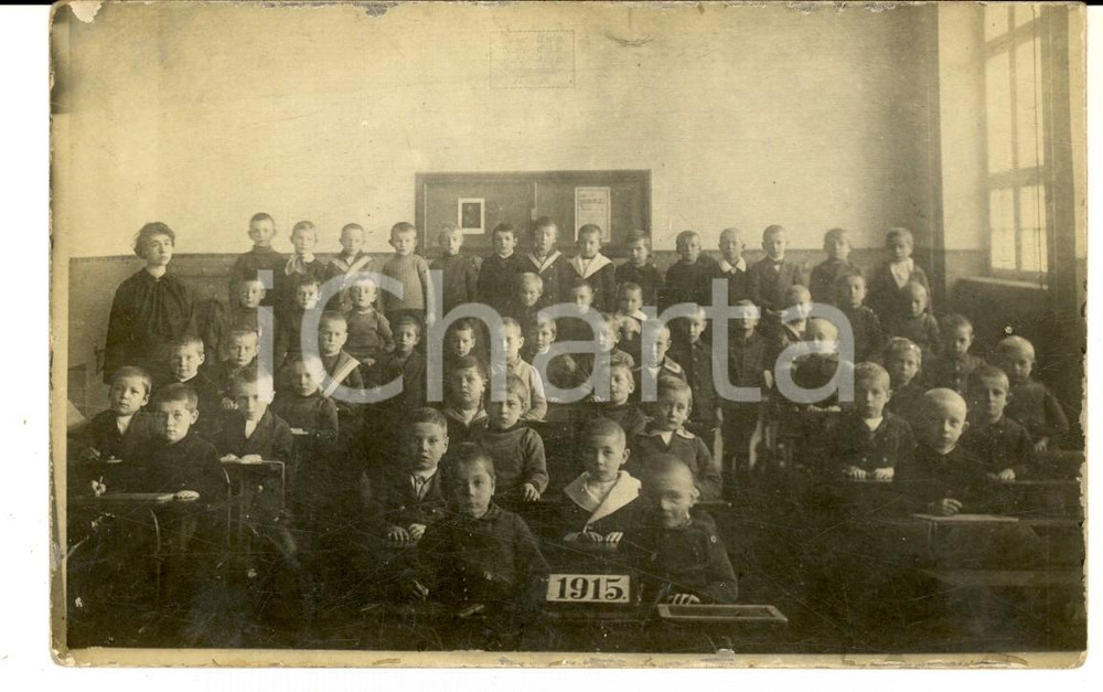 1915 GERMANIA SCUOLA Bambini di una classe elementare maschile - Foto VINTAGE Fotografia d'epoca, in formato cartolina postale. CONDIZIONI: FAIR (piccola abrasione al margine superiore)     originale e autentica 1