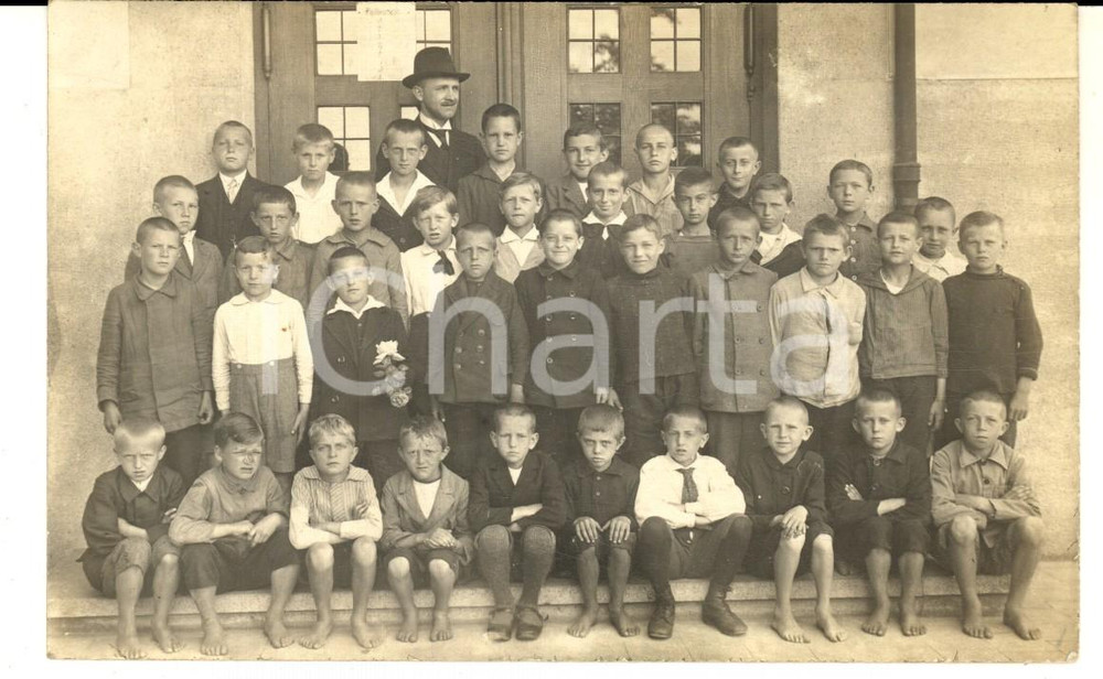 Fotografia d epoca originale 1915 ca GERMANIA SCUOLA Classe elementare maschile con il maestro  Foto VINTAGE 1