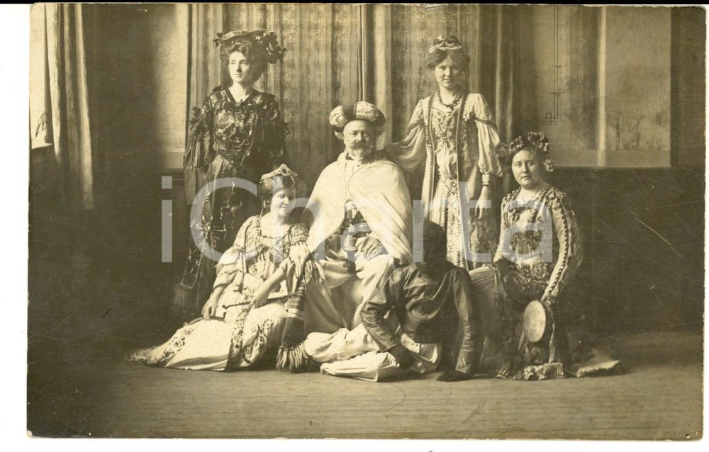 Fotografia d epoca originale 1910 GERMANIA TEATRO Attori dilettanti in abito storico  Foto cartolina VINTAGE 1