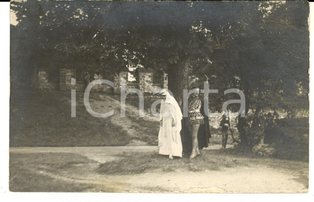 1924 SAALBURG Festival TEATRO medievale - Scena di coppia - Foto cartolina Fotografia d'epoca, in formato cartolina postale. CONDIZIONI: G        originale e autentica 1