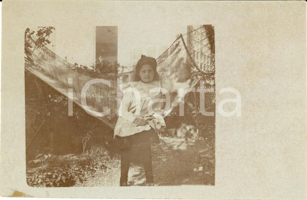 Fotografia d epoca originale 1910 ca GERMANIA Ritratto di bambina con un amaca  Foto cartolina VINTAGE 1