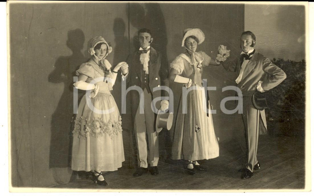 Fotografia d epoca originale 1930 GERMANIA TEATRO Scena con una danza in costume  Foto cartolina VINTAGE 1