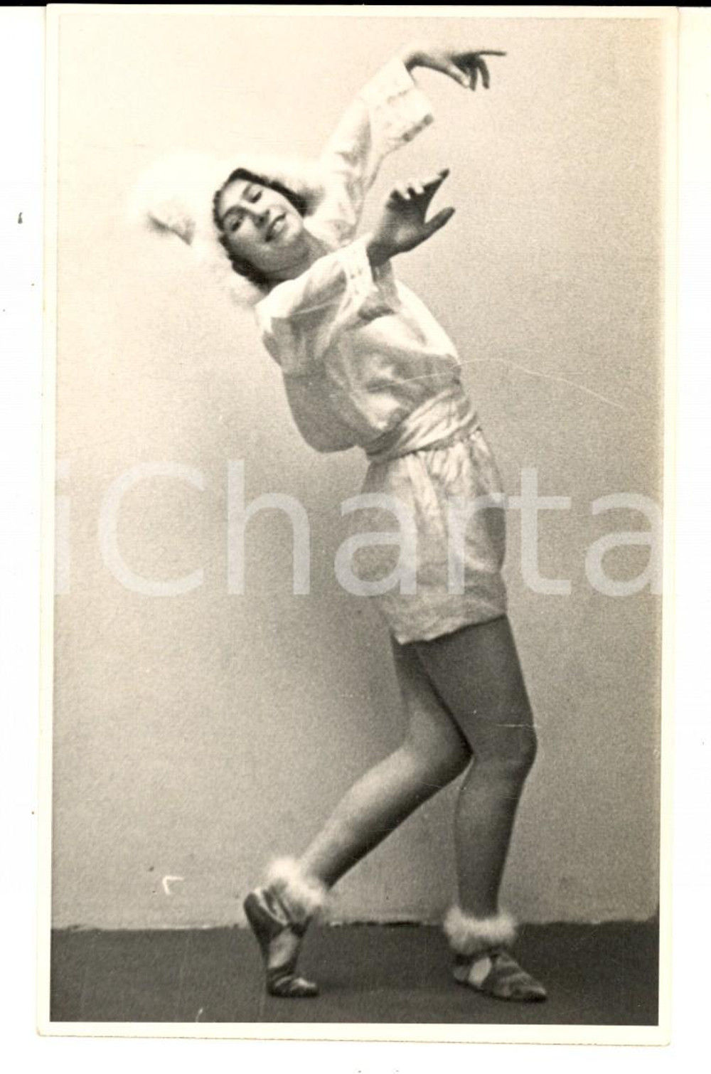 Cartolina originale da collezione 1930 ca GERMANIA DANZA Ballerina in costume bordato di pelliccia Foto cartolina 1