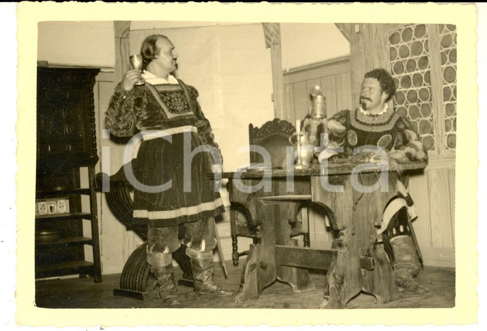 1940 ca BAD GRÖNENBACH - TEATRO - Coppia di attori in una farsa storica - Foto