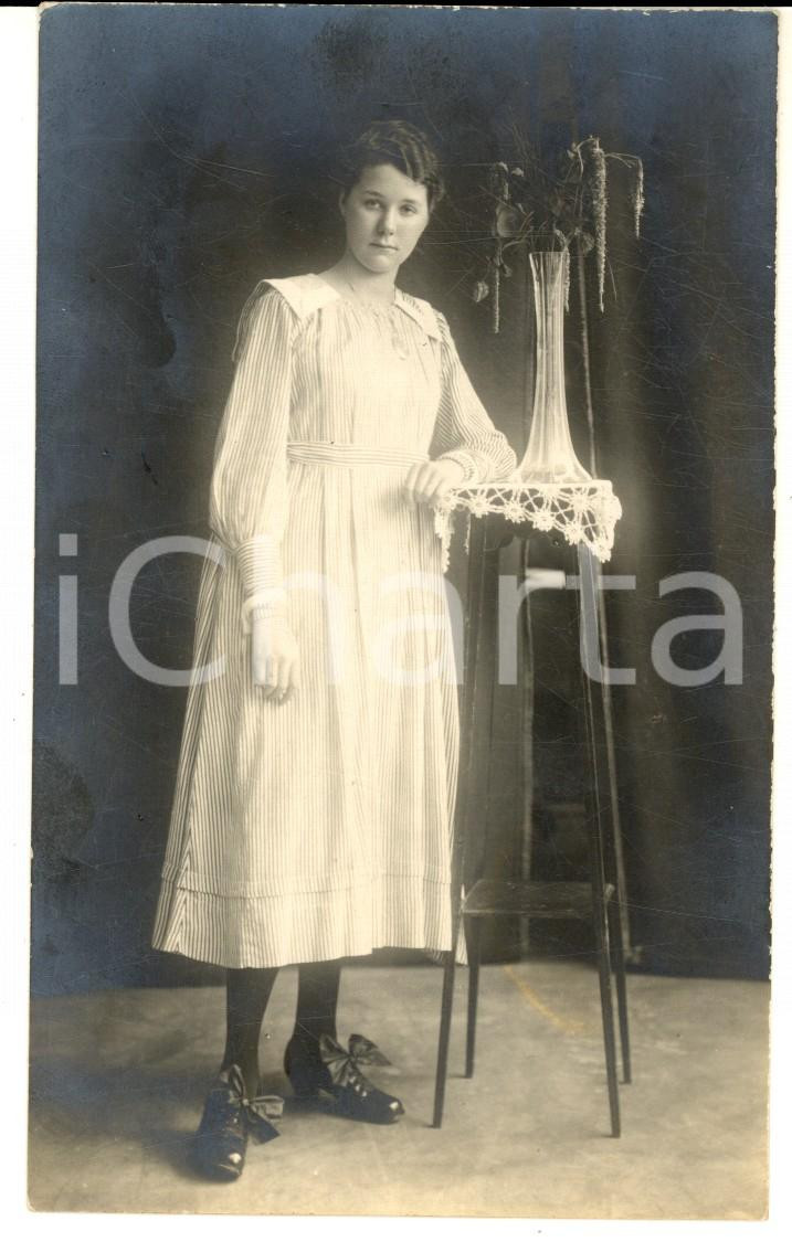 Fotografia d epoca originale 1920 TEUTOBURGER WALD Ritratto di Lina POHLMANNM in abito bianco Foto cartolina 1
