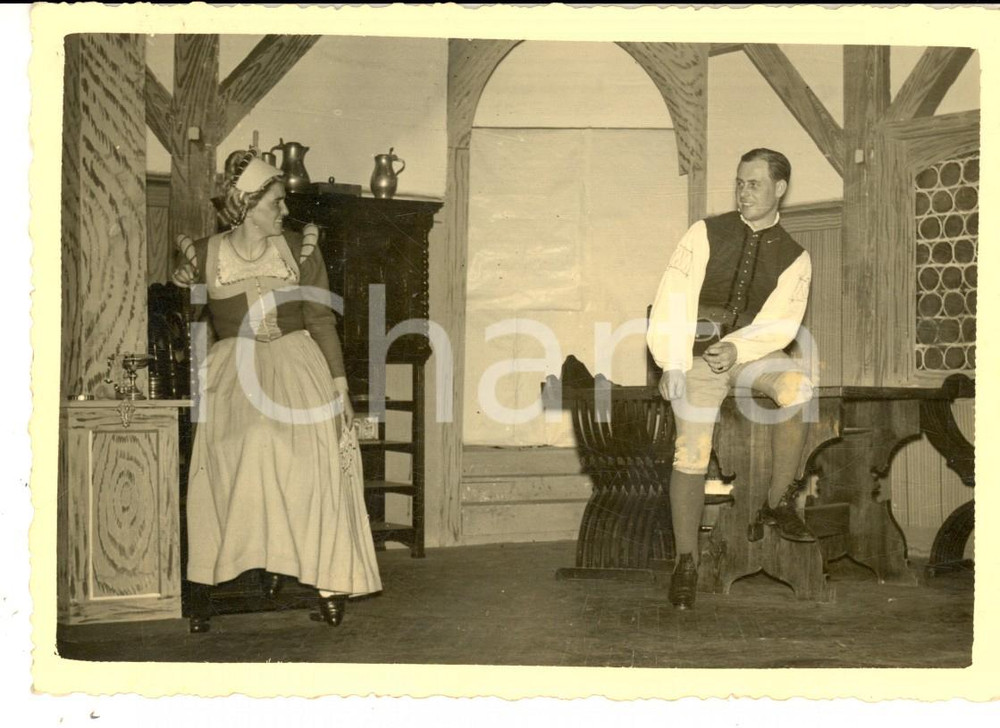 Fotografia d epoca originale 1940 ca BAD GRÃ–NENBACH  TEATRO  Scena di coppia in costume  Foto 1