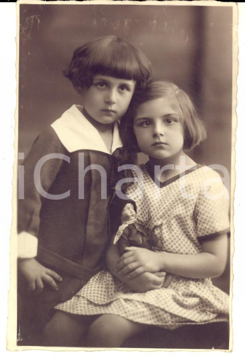 Fotografia d epoca originale 1927 GERMANIA Ritratto di due fratellini con una bambola Foto cartolina VINTAGE 1
