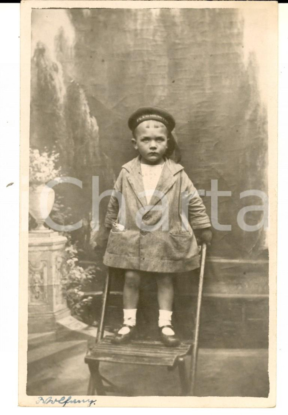 Fotografia d epoca originale 1910 ca GERMANIA Ritratto di bambino su una seggiola Foto cartolina VINTAGE 1