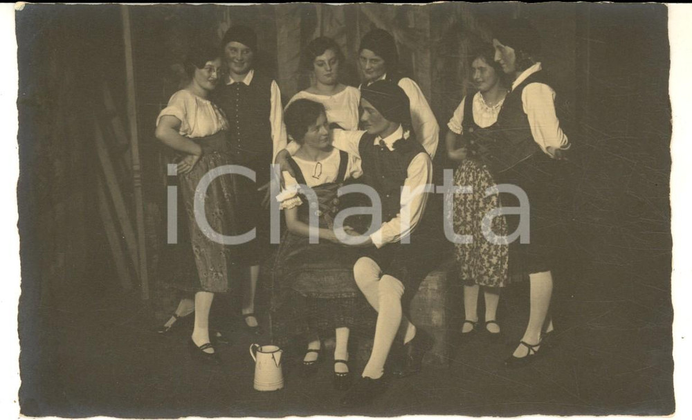 Fotografia d epoca originale 1930 ca GERMANIA TEATRO Scena con una danza contadina  Foto cartolina VINTAGE 1