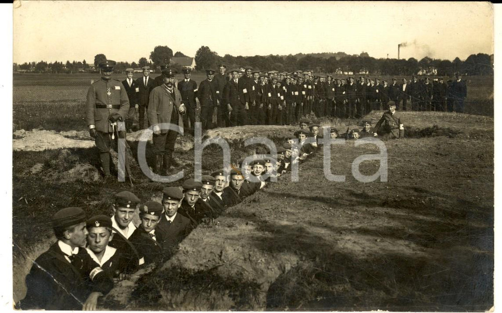 1920 ca GERMANIA I giovani allievi di un collegio militare *Foto VINTAGE Fotografia d'epoca, in formato cartolina postale. CONDIZIONI: FAIR (piegatura angolare)  originale e autentica 1