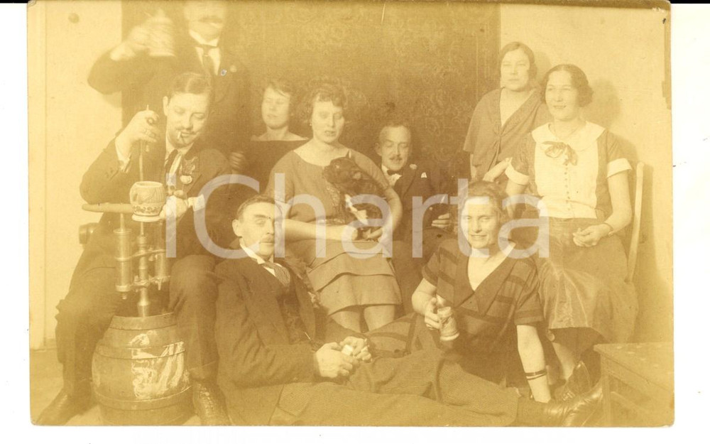 Cartolina originale da collezione 1930 ca GERMANIA Gruppo di amici con le birre e un cane  Foto CURIOSA 1