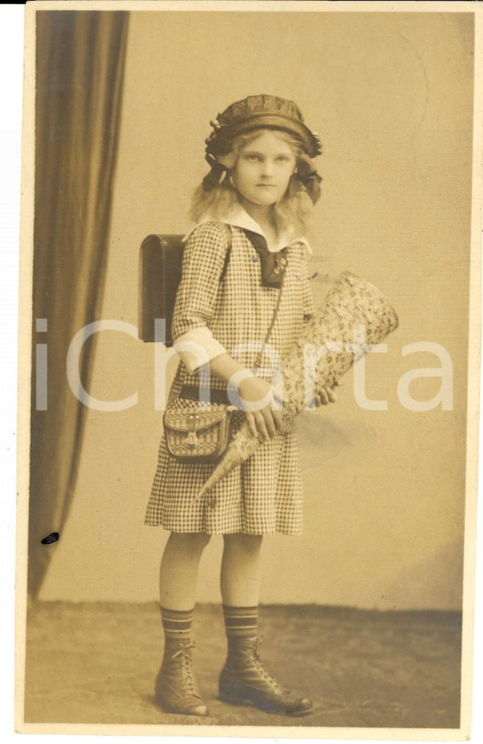 Fotografia d epoca originale 1916 GOHLIS / LEIPZIG Ritratto di bambina in tenuta scolastica  Foto cartolina 1