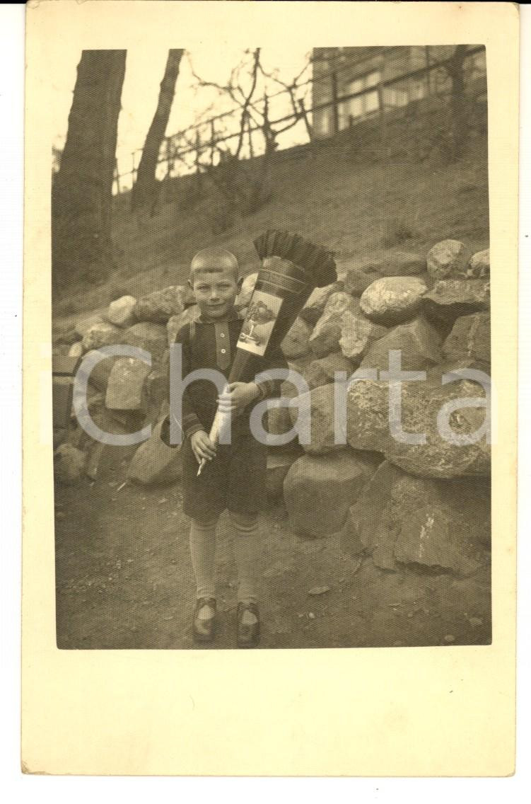 Cartolina originale da collezione 1930 ca GERMANIA Ritratto di un bambino in tenuta di scuola  Foto cartolina 1
