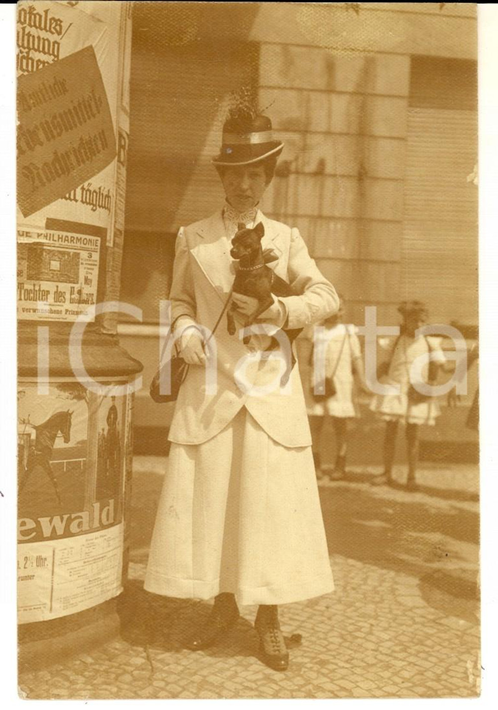 Fotografia d epoca originale 1910 ca GERMANIA MODA Ritratto di donna  con il cagnolino Foto SCHMIDT 9x14 cm 1