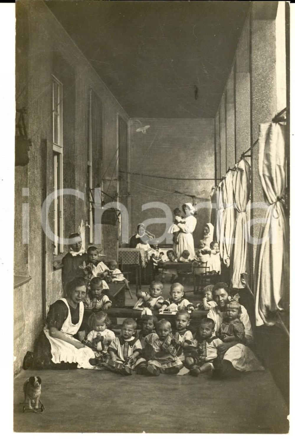 Fotografia d epoca originale 1920 ca GERMANIA Balie al lavoro in un orfanotrofio  Foto cartolina RARA 1