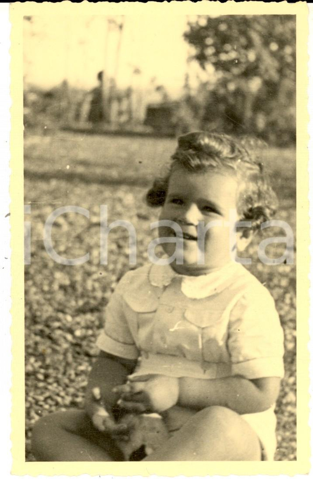 Fotografia d epoca originale 1930 ca GERMANIA Ritratto di bambina in giardino  Foto cartolina VINTAGE 1