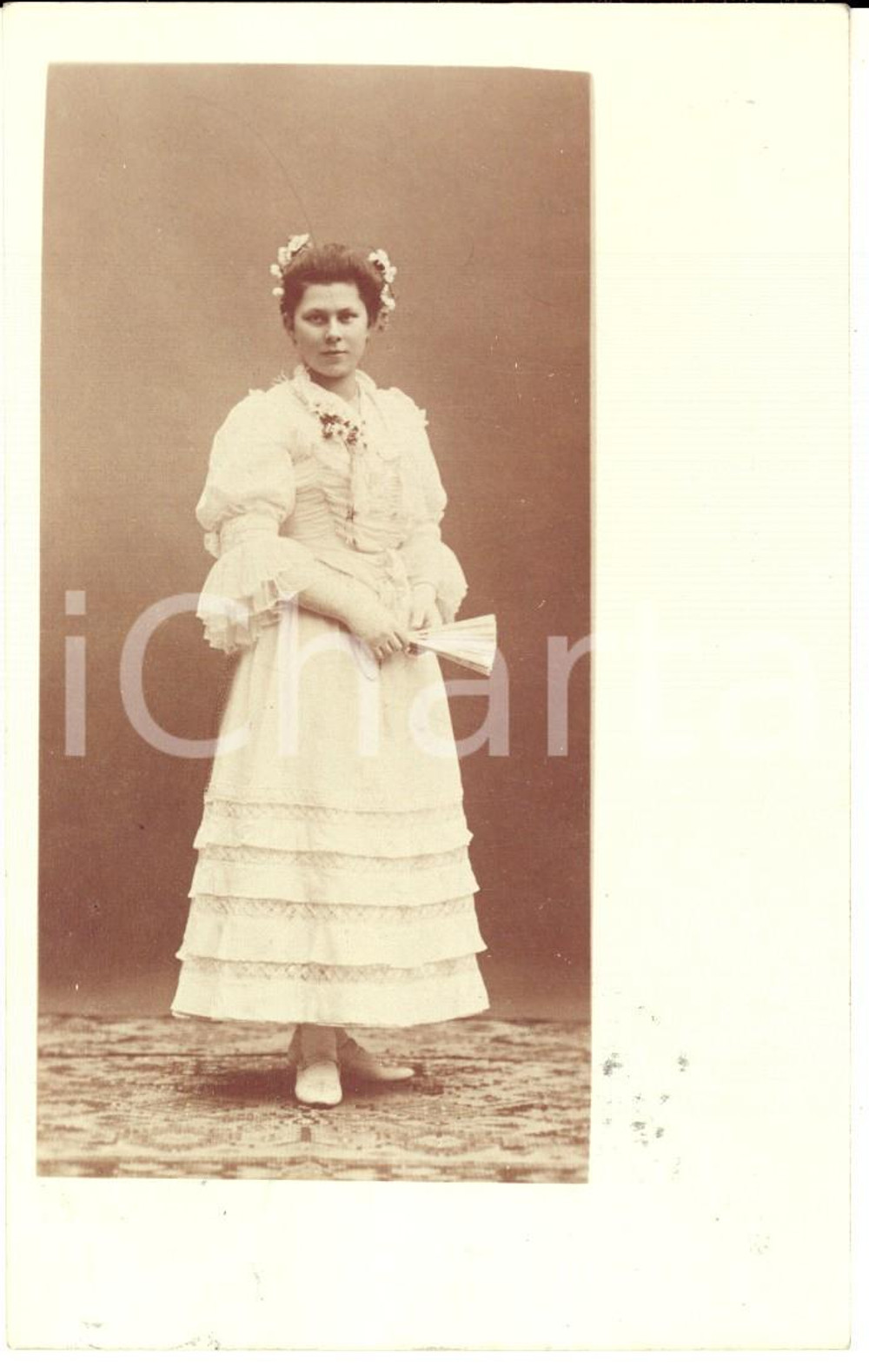 Cartolina originale da collezione 1906 NURNBERG Ritratto di donna in bianco con ventaglio  Foto cartolina 1