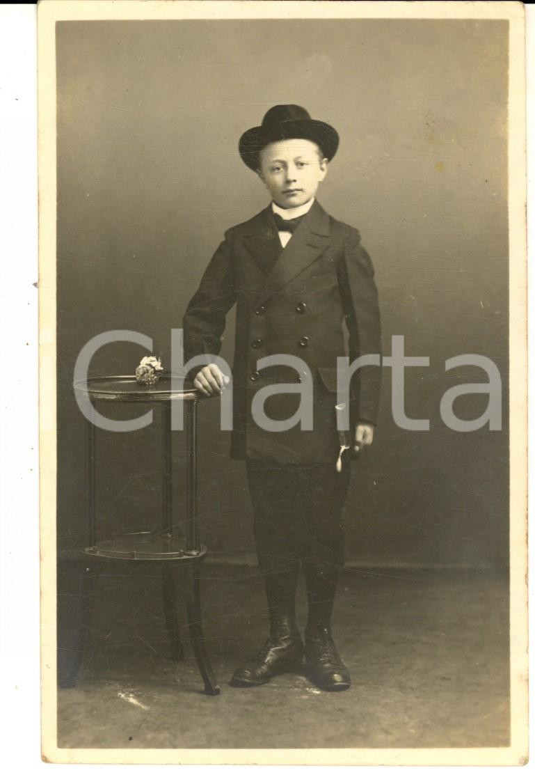 Cartolina originale da collezione 1930 ca GERMANIA Ritratto di un bambino con la bombetta  Foto cartolina 1