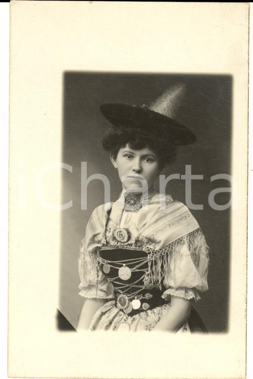 1910 ca GERMANIA Ritratto di donna in costume tradizionale - Foto cartolina  Fotografia d'epoca, in formato cartolina postale. CONDIZIONI: G       originale e autentica 1