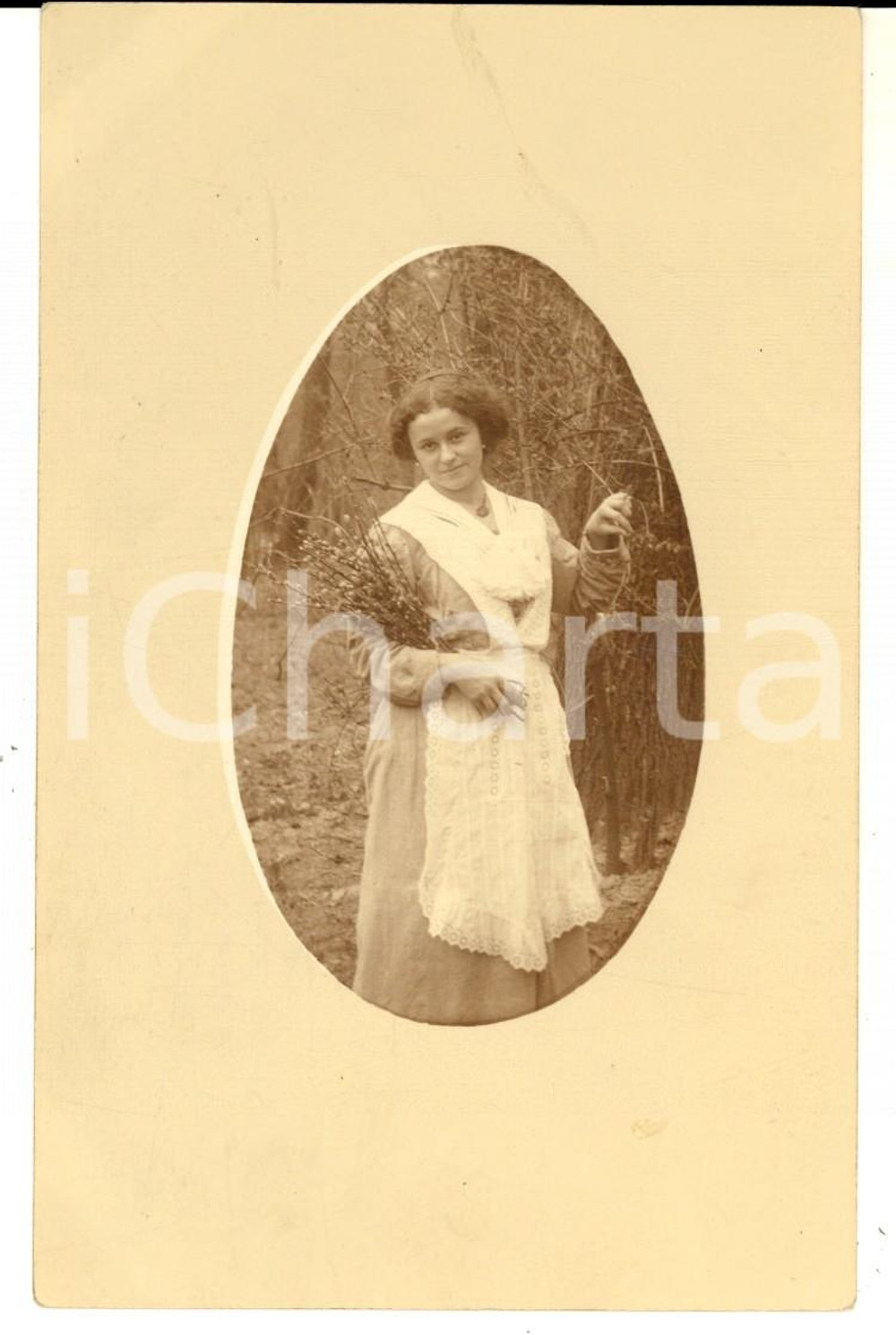 Cartolina originale da collezione Pasqua 1912 MALCHOW Ritratto di donna in giardino  Foto cartolina VINTAGE 1