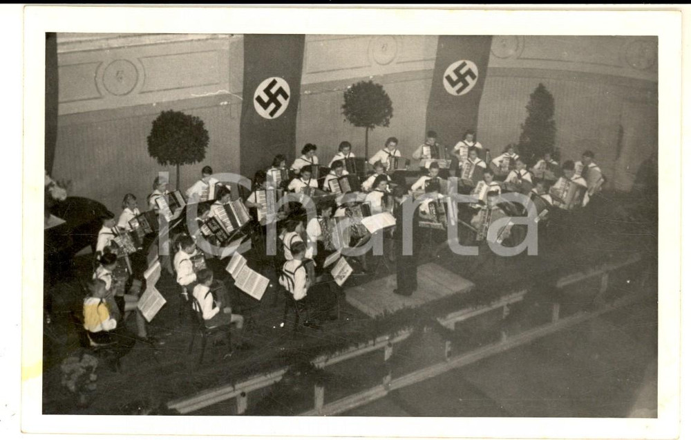 Fotografia d epoca originale 1940 ca WIESBADEN Concerto di un orchestra giovanile classica  Foto cartolina 1