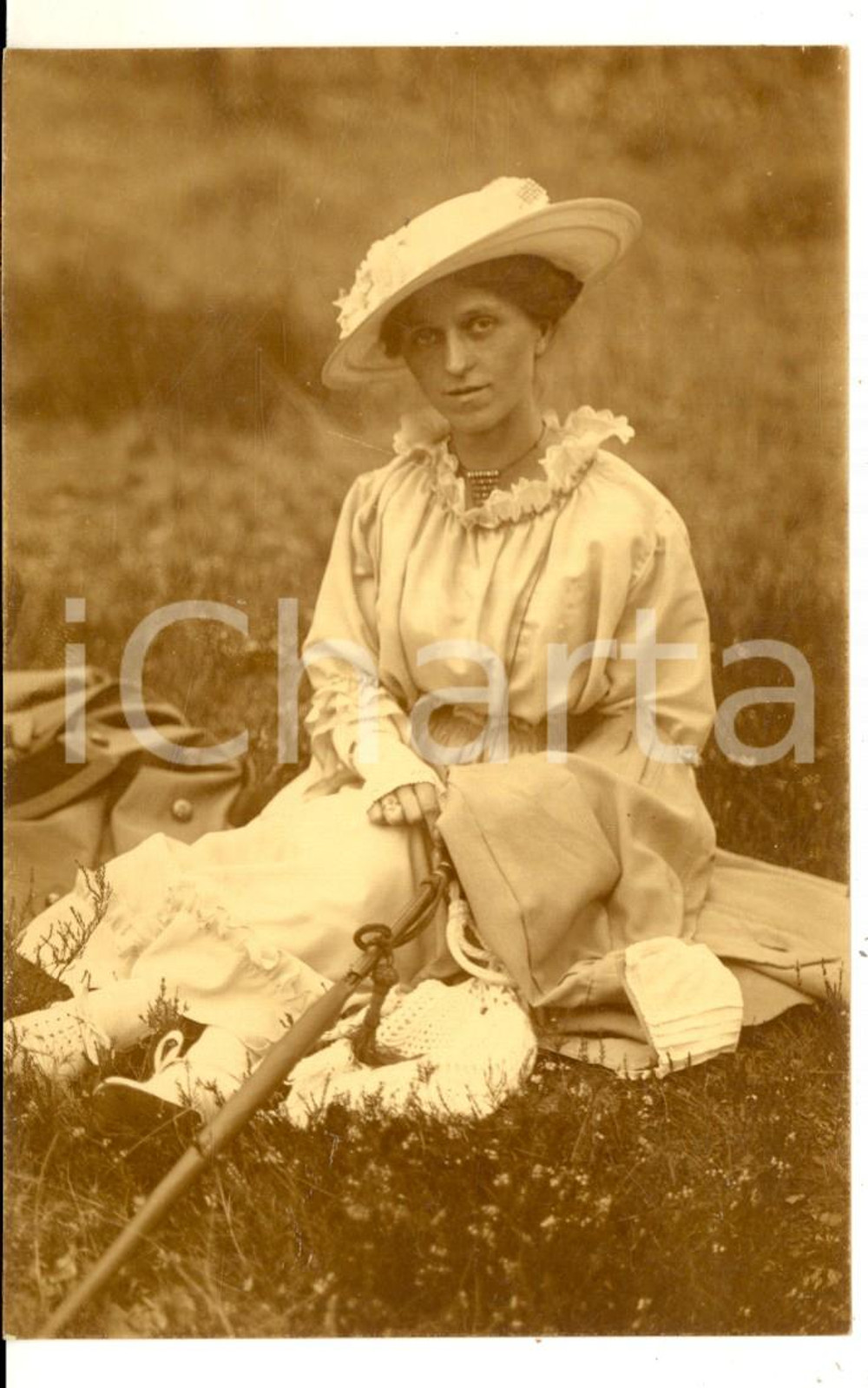 Fotografia d epoca originale 1910 ca GERMANIA MODA Ritratto di giovane donna in abito bianco  Foto cartolina 1