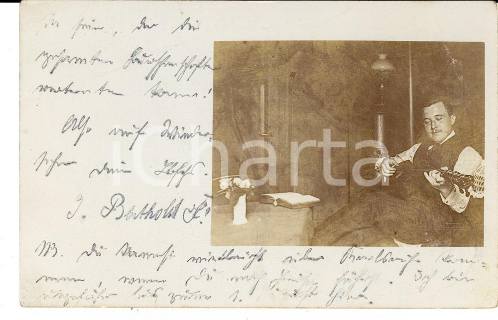 Fotografia d epoca originale 1911 KARLSBERG Ritratto di un giovane musicista nella sua stanza Foto cartolina 1