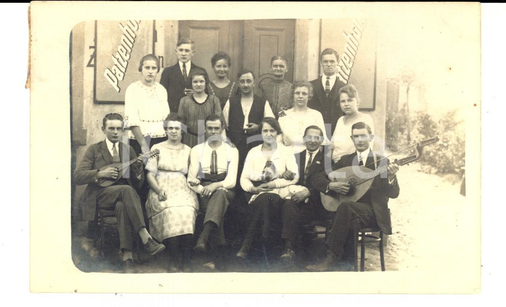 Fotografia d epoca originale 1923 REHFELDE GERMANY Gruppo di amici con mandolino  Foto cartolina VINTAGE 1