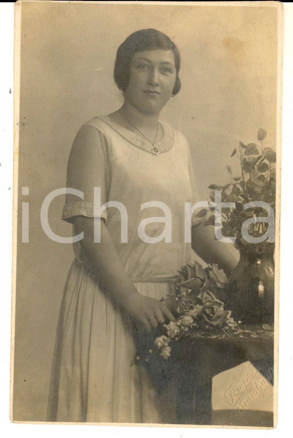 Fotografia d epoca originale 1920 ca NAUMBURG Ritratto di giovane donna con vaso di fiori Foto VINTAGE 1