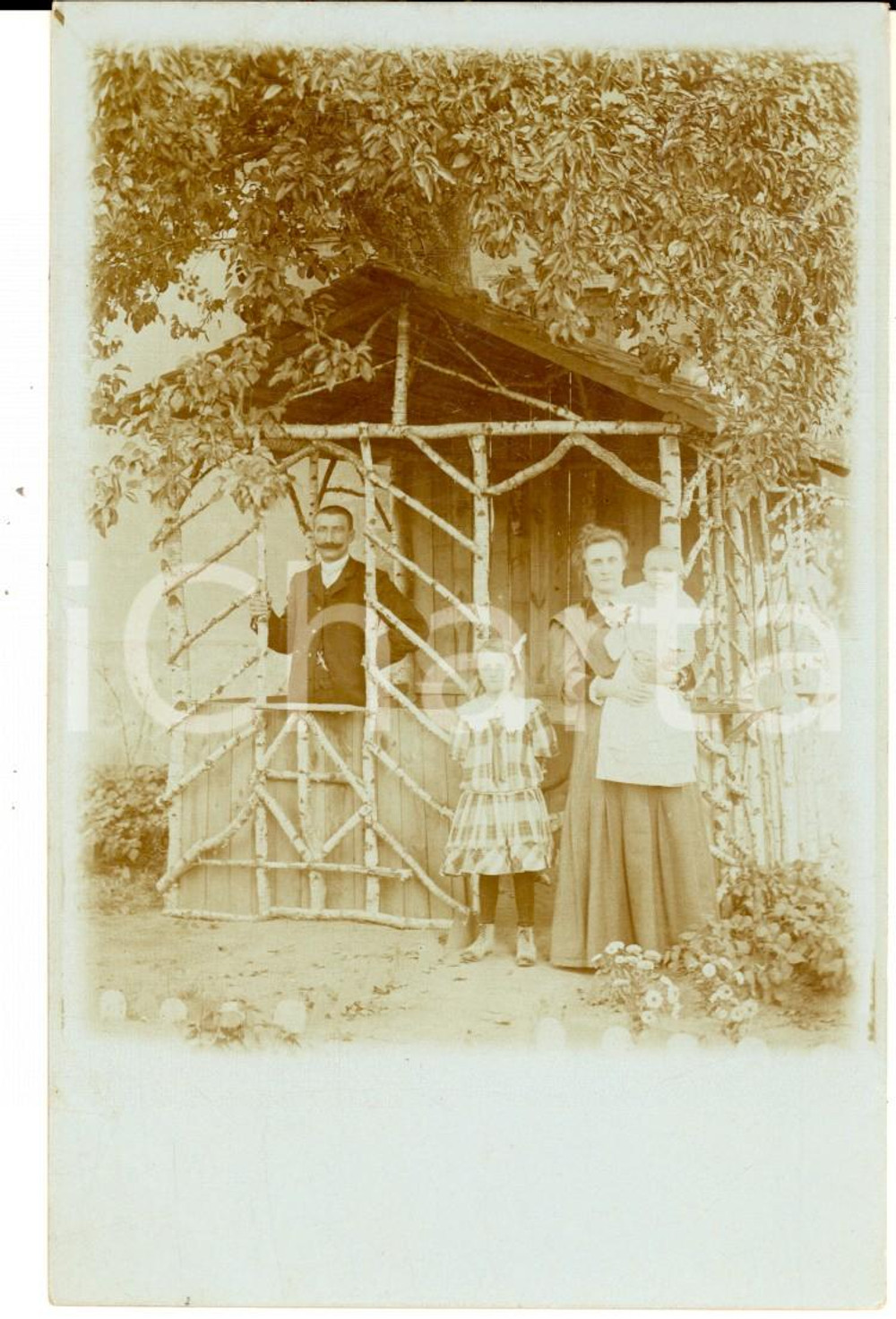 Fotografia d epoca originale 1907 FALKENBERG D Ritratto di famiglia nel proprio giardino  Foto cartolina 1