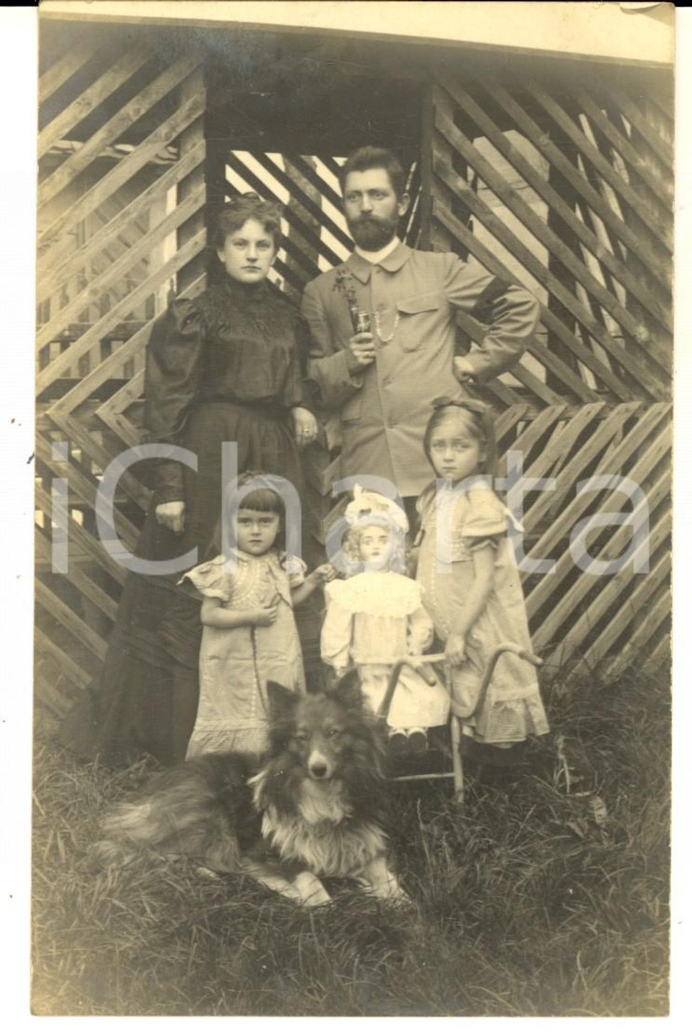 Fotografia d epoca originale 1910 ca GERMANY Ritratto di famiglia con bambola e cane  Foto CURIOSA 1