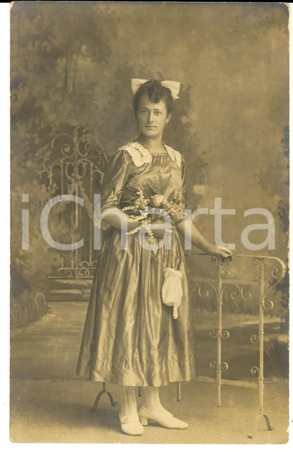 Fotografia d epoca originale 1920 GERMANY Ritratto di giovane donna con bouquet  Foto cartolina 1