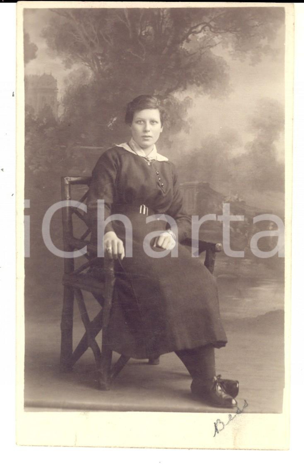 Fotografia d epoca originale 1930 ca ENGLAND Ritratto di donna in abito scuro Foto cartolina VINTAGE 1