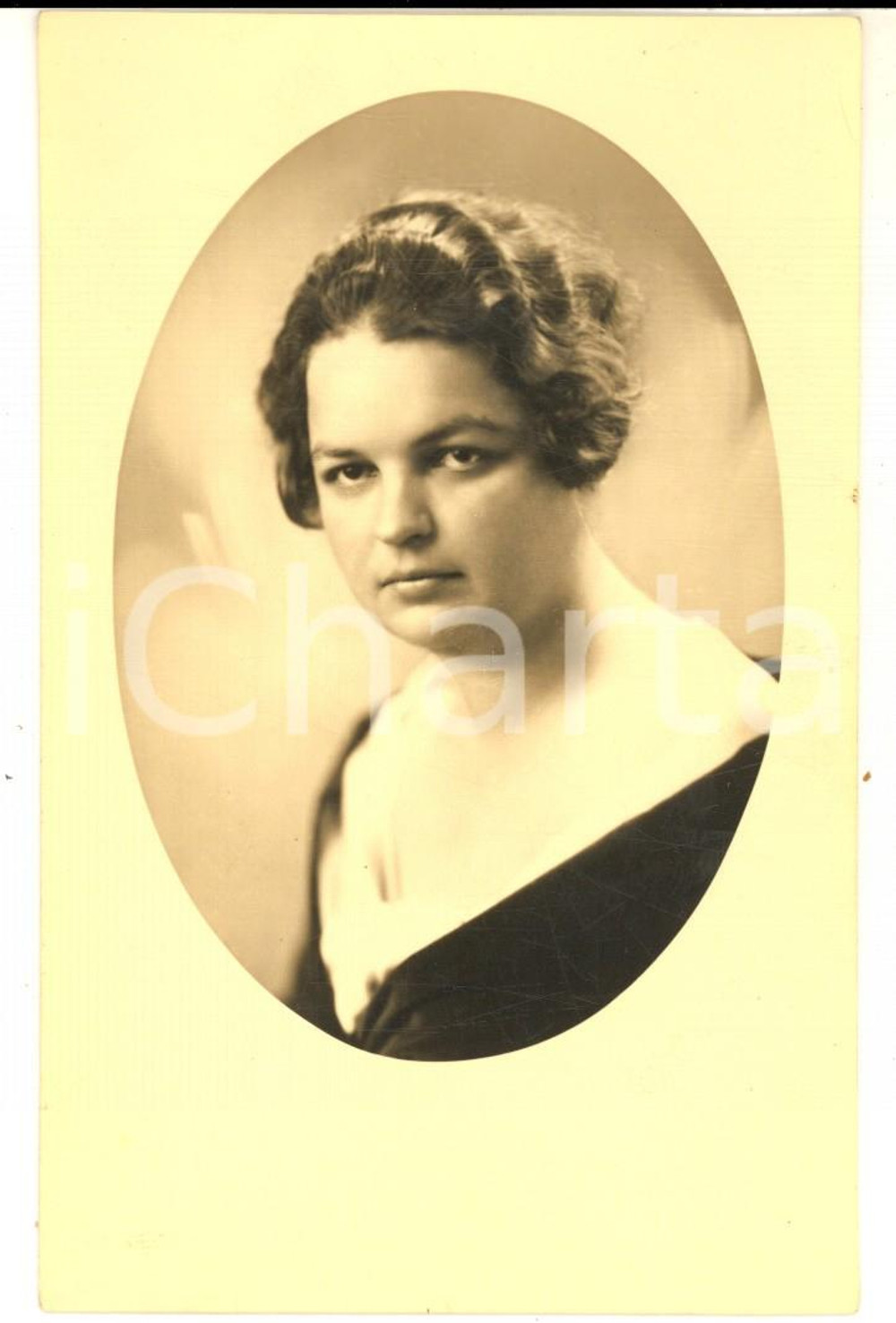 Fotografia d epoca originale 1920 ca WIEN Ritratto di donna di profilo  Foto cartolina KNOZER 1