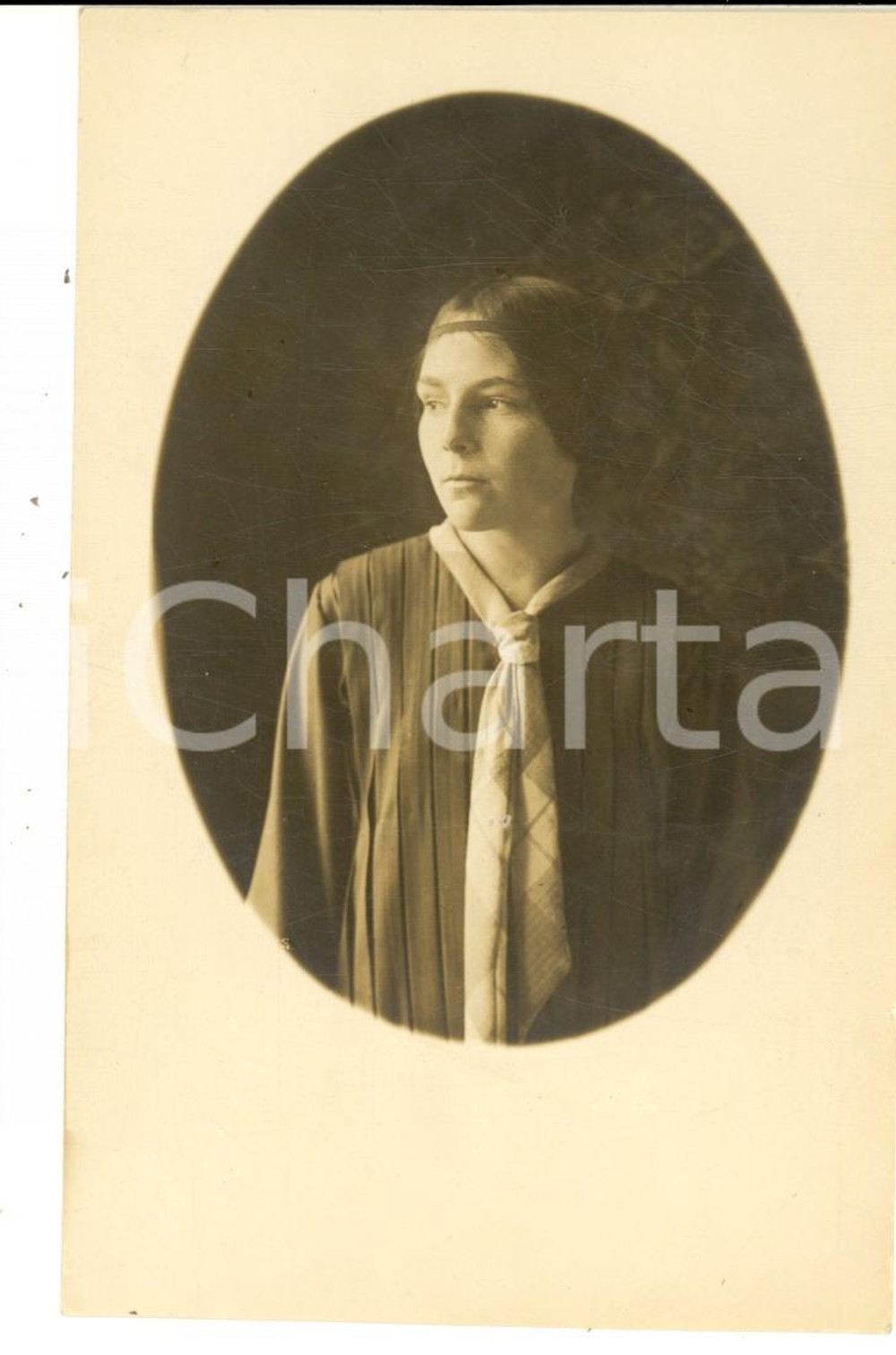 1926 GERMANY Ritratto di giovane donna con foulard - Foto cartolina con dedica