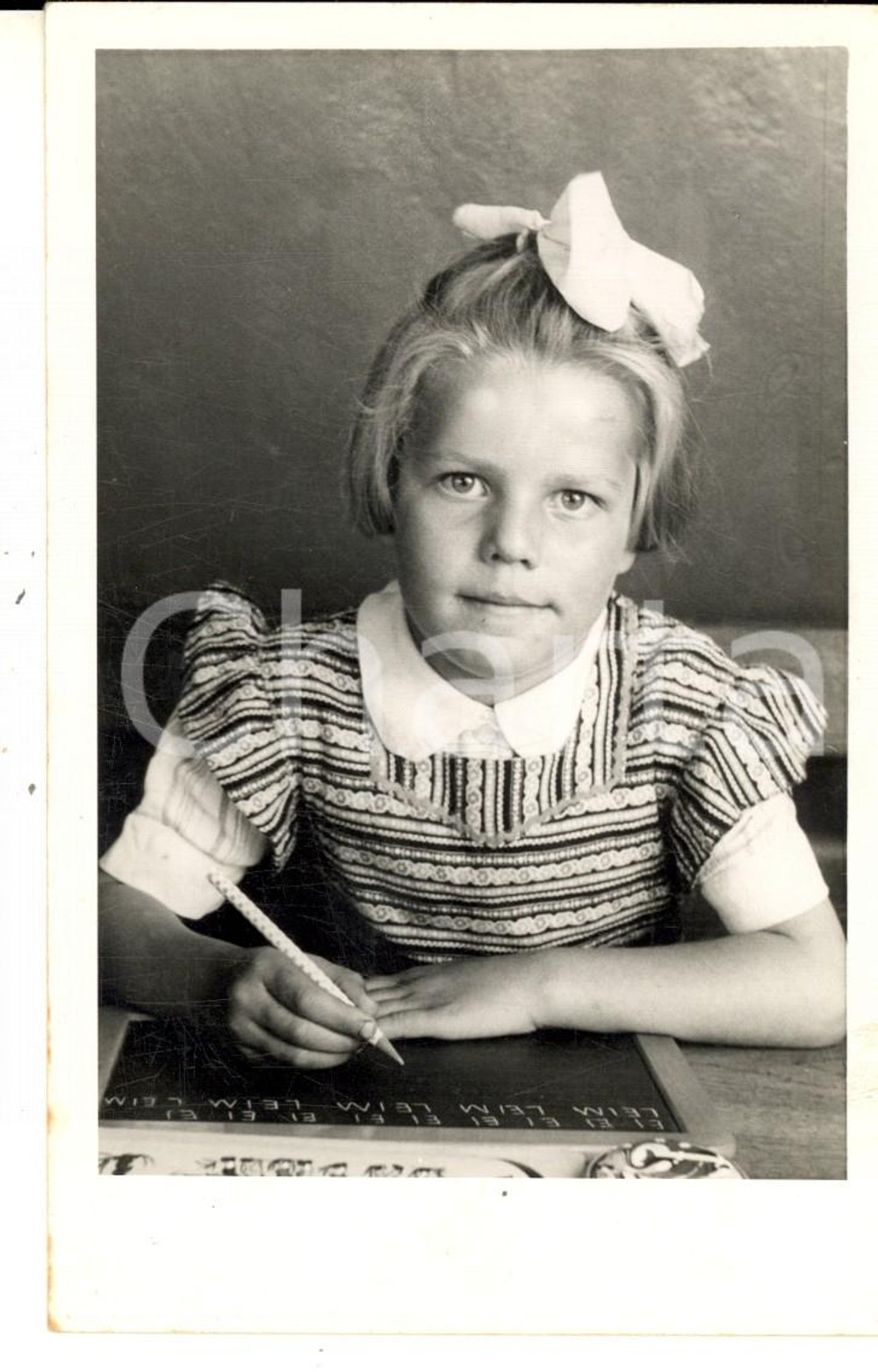 1940 ca GERMANY Ritratto di bambina sui banchi di scuola - Foto cartolina