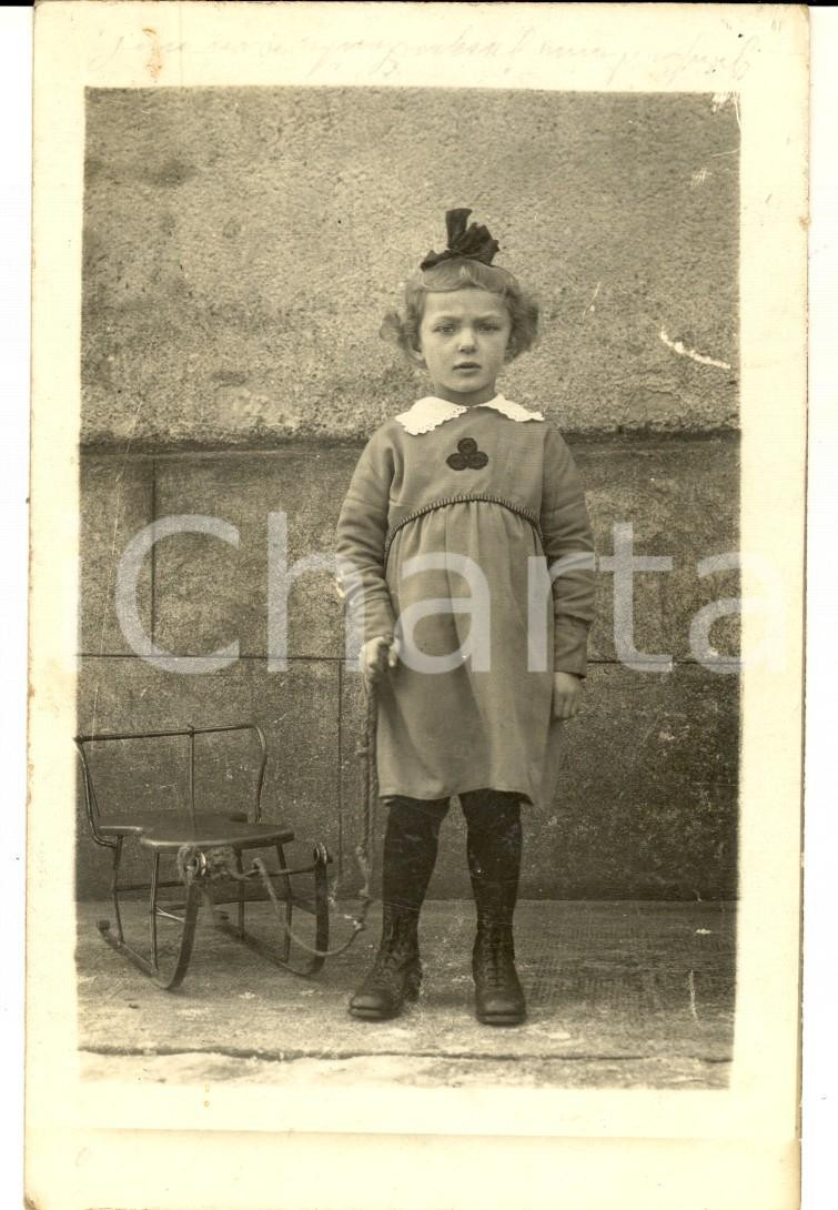 Fotografia d epoca originale 1922 THALMASSING D Ritratto di bambina con la seggiola Foto cartolina 1