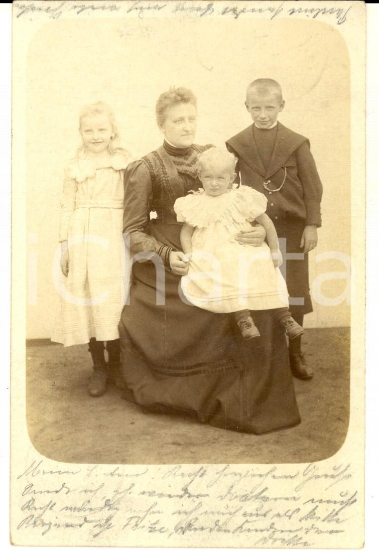 Fotografia d epoca originale 1901 RAHDEN D Ritratto di madre con i tre figli  Foto cartolina VINTAGE 1