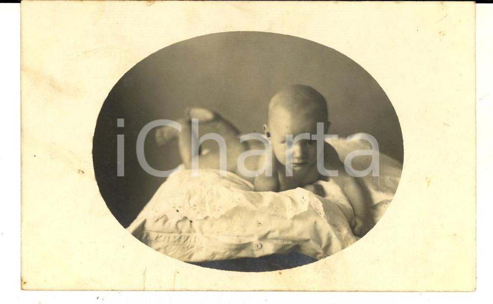 Fotografia d epoca originale 1915 ca MUNCHEN D Ritratto di bambino di pochi mesi su cuscino  Foto 1