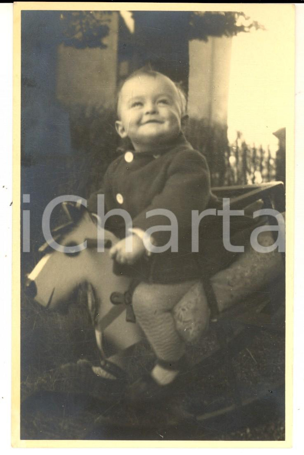 Fotografia d epoca originale 1940 ca GERMANY Ritratto di bambino sul cavallo a dondolo  Foto 9x14 cm 1