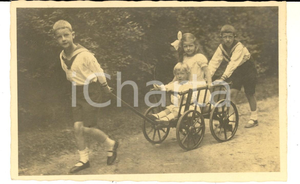 Fotografia d epoca originale 1930 ca POTSDAM Ritratto di quattro fratellini con carretto  Foto cartolina 1