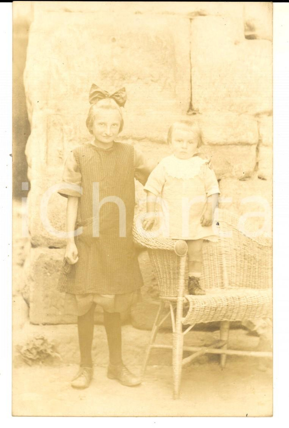 Fotografia d epoca originale 1920 ca GERMANY Ritratto di due sorelline in cortile  Foto cartolina VINTAGE 1