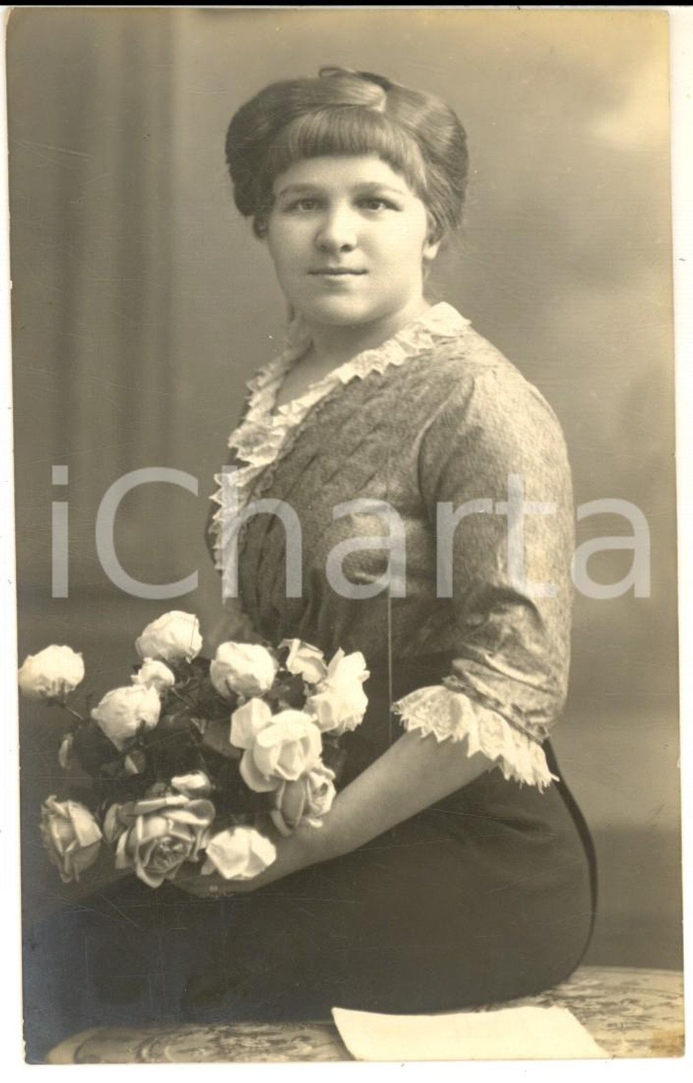 Fotografia d epoca originale 1914 WIEN Ritratto di donna con mazzo di fiori  Foto AmerikanPhotographers 1