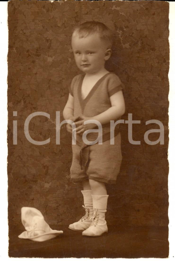 Fotografia d epoca originale 1930 ca NURNBERG Ritratto di bambino con cappellino bianco  Foto cartolina 1