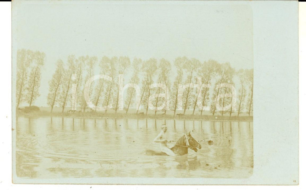 Fotografia d epoca originale 1920 ca GERMANIA Uomo nudo attraversa a cavallo il fiume NAHE  Foto RARA 1