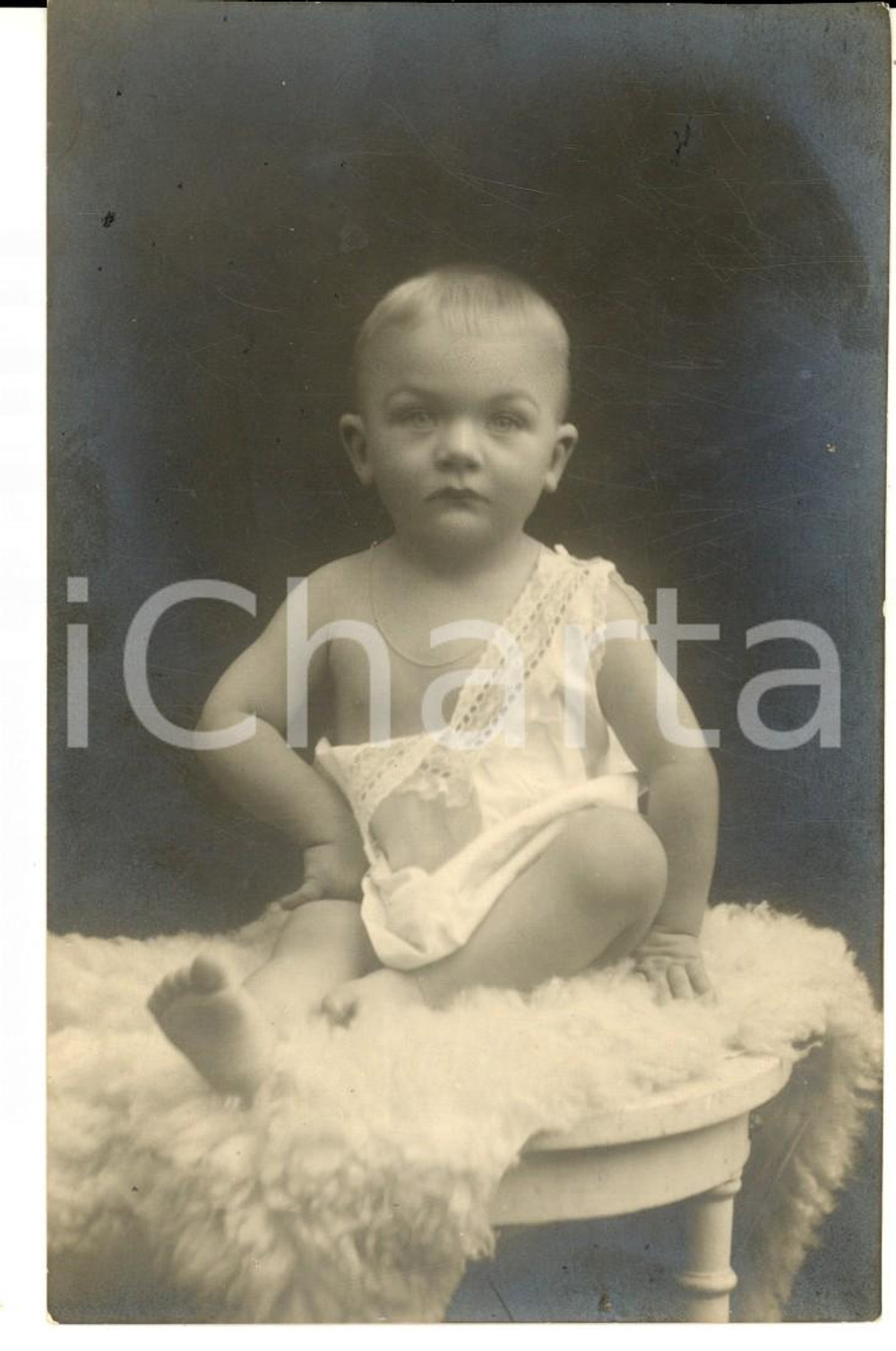 Fotografia d epoca originale 1930 ca GERMANIA Ritratto di bambino su pellicciotto  Foto cartolina VINTAGE 1