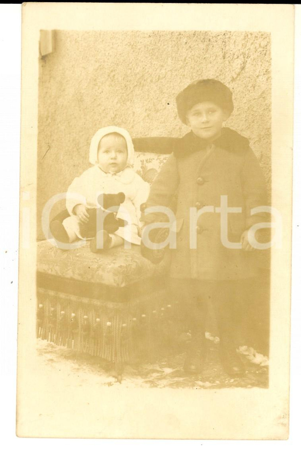 Fotografia d epoca originale 1920 ca GERMANIA Ritratto di due fratellini in inverno  Foto cartolina VINTAGE 1