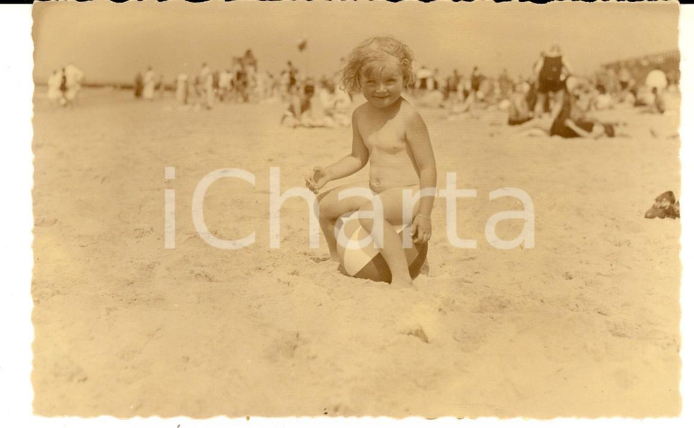 Fotografia d epoca originale 1940 ca WESTERLAND SYLT Ritratto di bambina in spiaggia  Foto VINTAGE 1