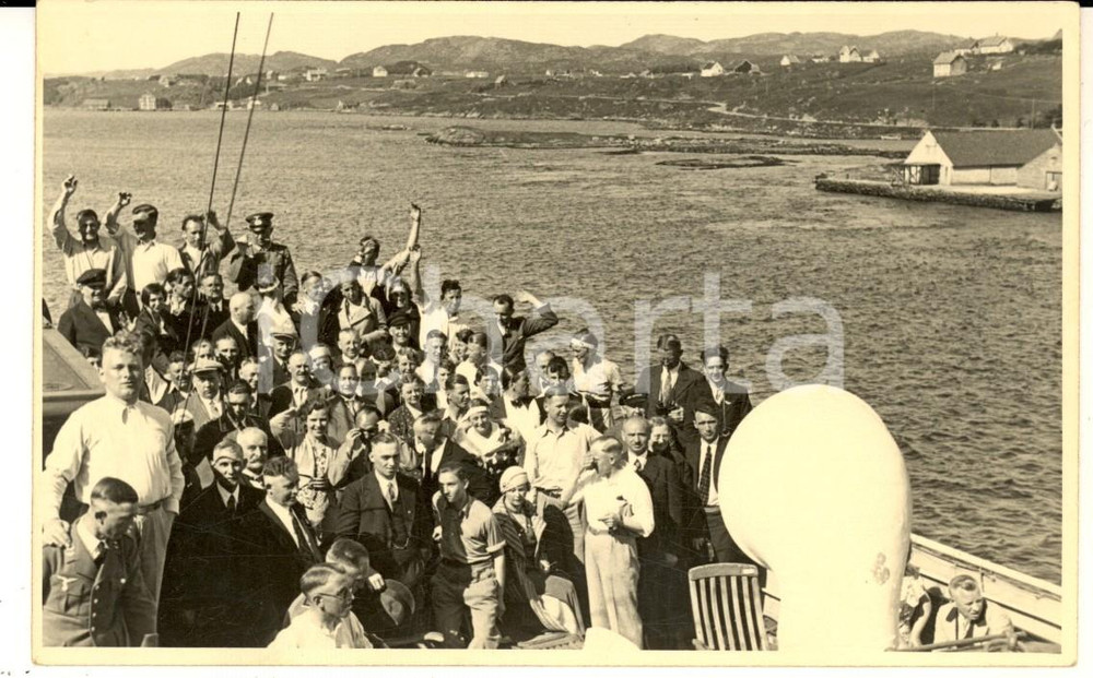 1940 ca GERMANIA Una crociera sul fiume - Ritratto di gruppo - Foto VINTAGE Fotografia d'epoca, in formato cartolina postale. CONDIZIONI: G     originale e autentica 1