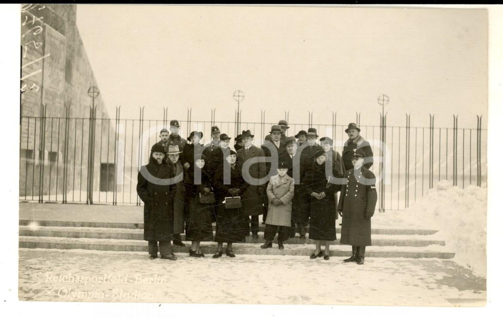 Fotografia d epoca originale 1940 ca BERLIN OLYMPIASTADION Un gruppo di visitatori  Foto cartolina VINTAGE 1
